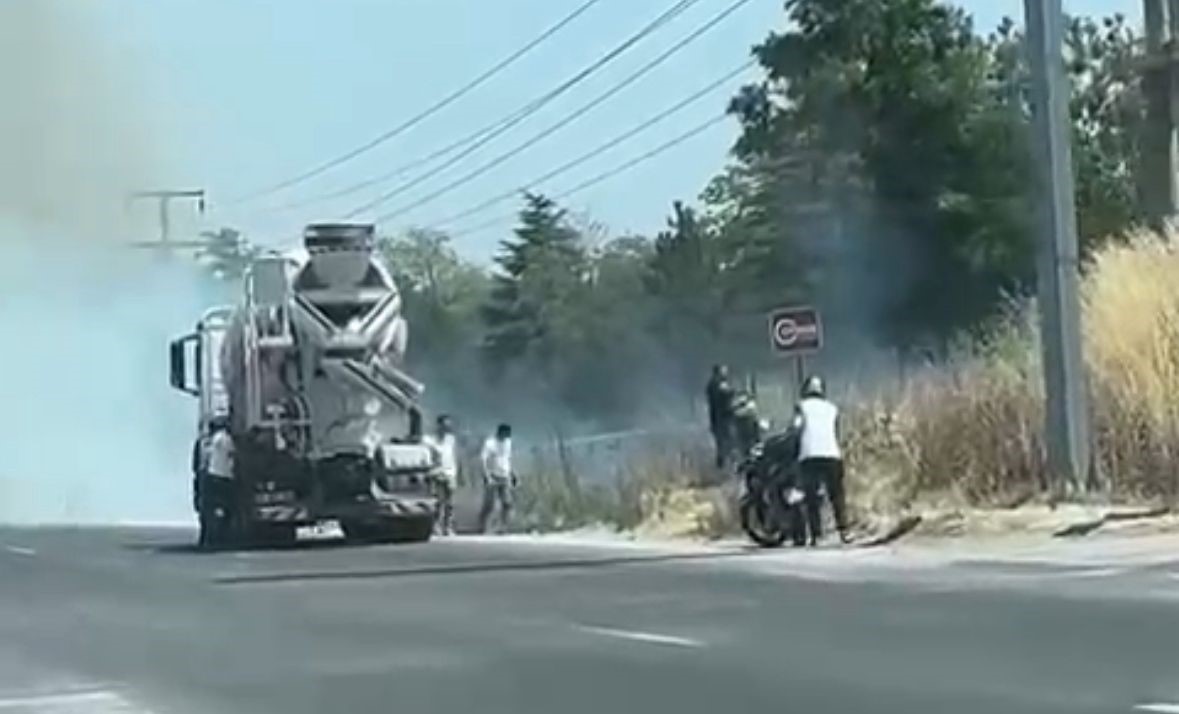 boluda yol kenarina atilan sigara izmariti kuru otlari yakti IeaGGWmY