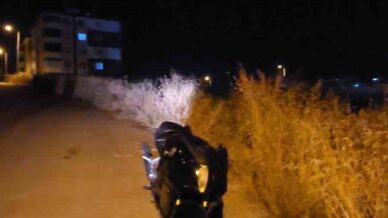 caldiklari motosikleti bos araziye atip kactilar fkHHcbFl