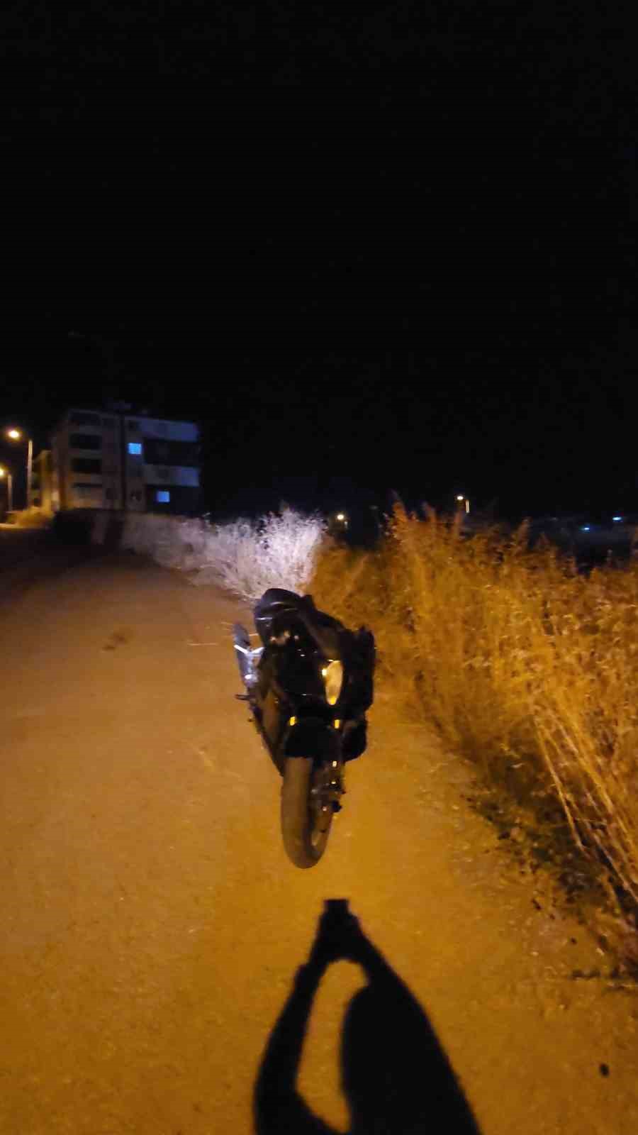 caldiklari motosikleti bos araziye atip kactilar fkHHcbFl