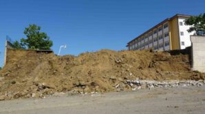 catlaklar olusan lisenin bahce duvari yikildi VwRJycE2