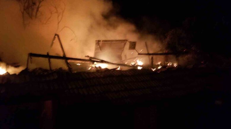 corumda cikan yanginda 2 ev 2 garaj ve 1 ahir kul oldu Lk7ucecS