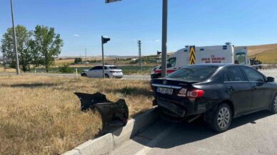 corumda iki otomobil carpisti 4 yarali YYtwgqpv