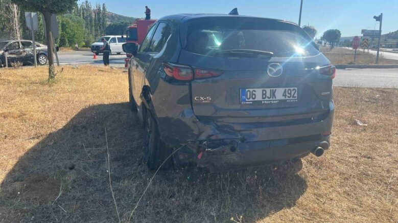 corumda iki otomobil carpisti 4 yarali cJQlWJrl