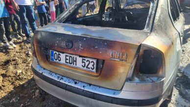 corumda park halindeki arac alev alev yandi OiCifkWS