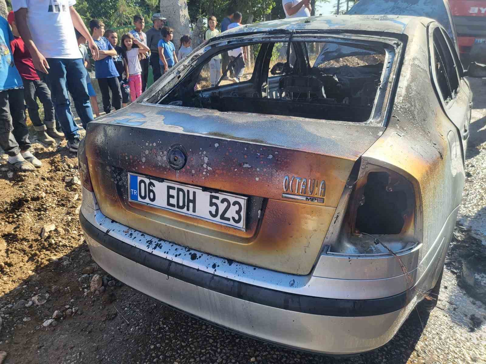 corumda park halindeki arac alev alev yandi OiCifkWS