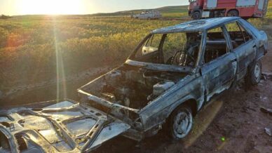 corumda park halindeki otomobil yandi Aw5lQx1b