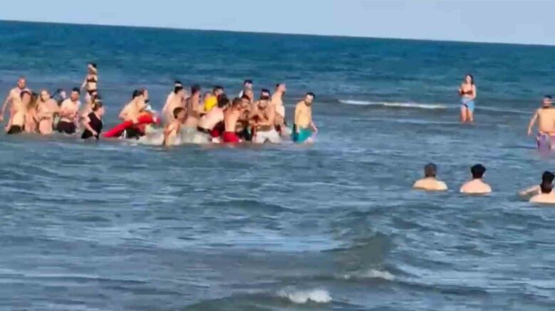 denize giren ayni aileden 2si cocuk 3 kisi bogulma tehlikesi gecirerek hastaneye kaldirildi FMkxt4wg