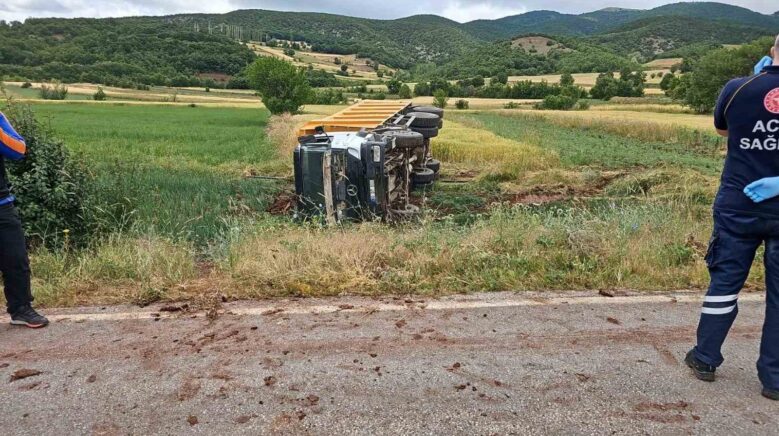 devrilen kamyonun surucusu hayatini kaybetti AGvUDMur