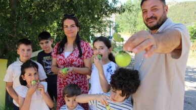 don felaketinden korunan elmalari satmayip bahcesine gelenlere ikram ediyor xQYTmH1g