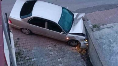 duvara carpan otomobilin surucusu yaralandi rDROuWQQ