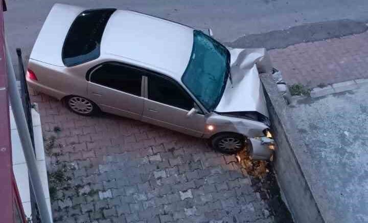 duvara carpan otomobilin surucusu yaralandi rDROuWQQ