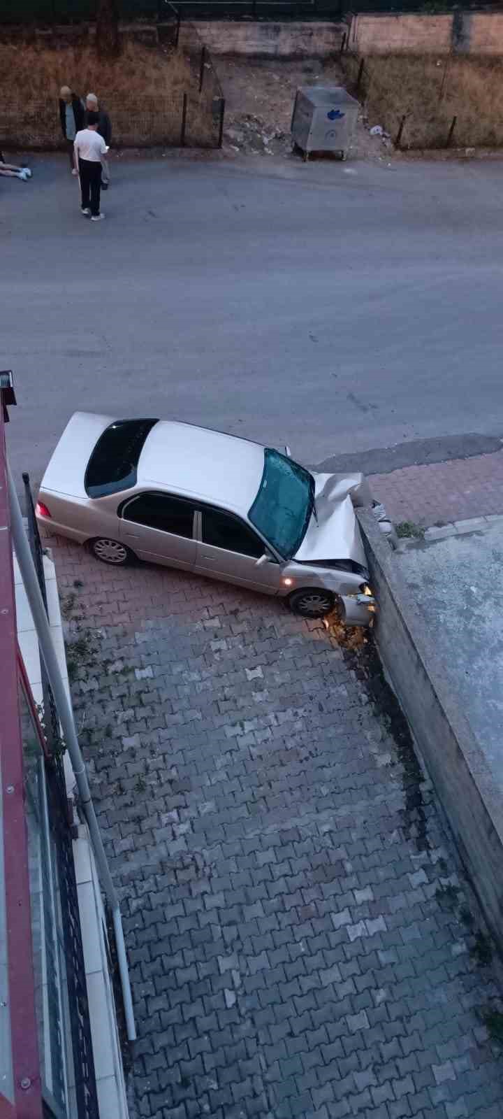 duvara carpan otomobilin surucusu yaralandi rDROuWQQ