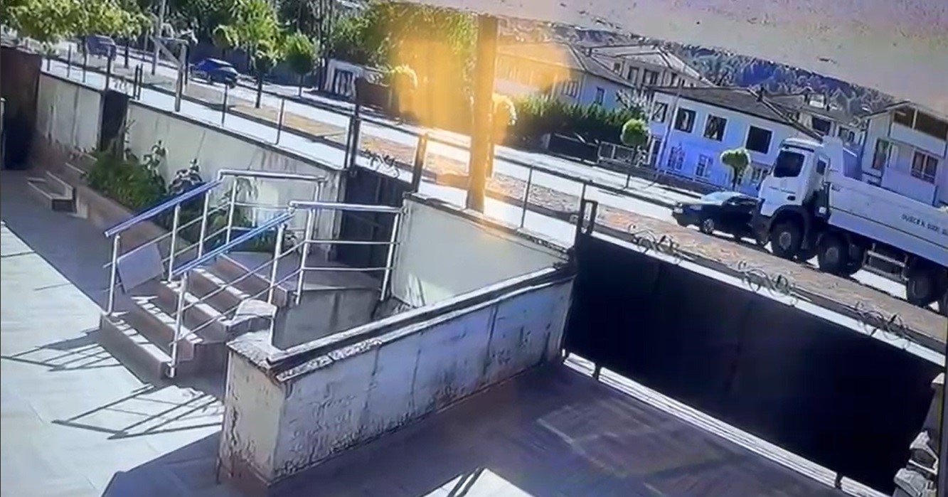 duzcede kamyon ile otomobil carpisti 1 olu Sm3NHNyn
