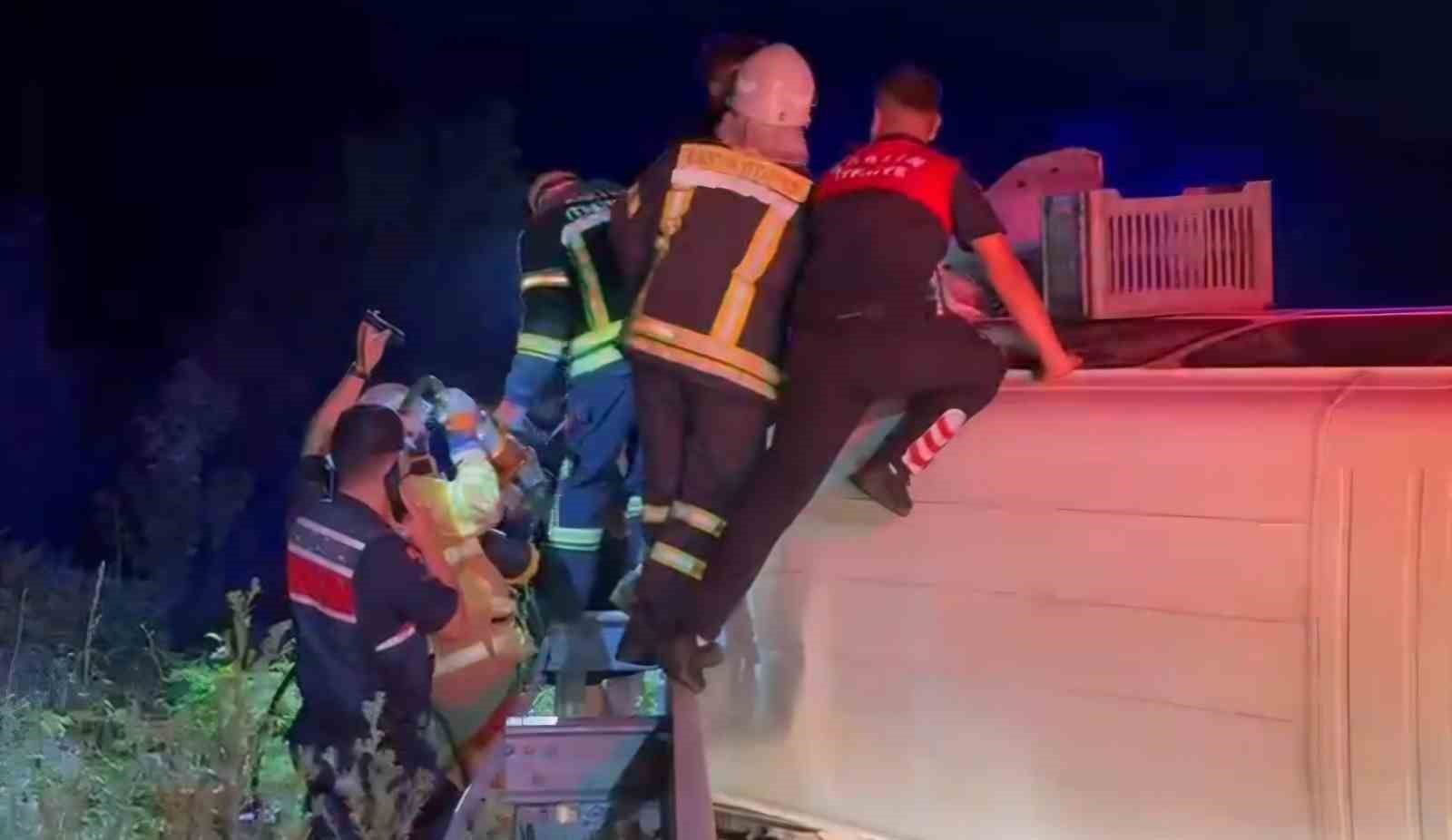 ekmek araci traktore carpti 2 yarali