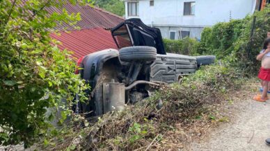 el freni cekilmeyen otomobil evin bosluguna dustu eIA6YW1a