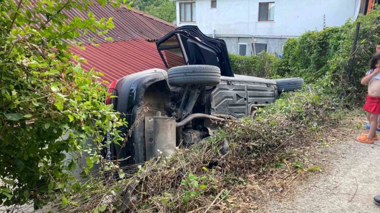 el freni cekilmeyen otomobil evin bosluguna dustu eIA6YW1a