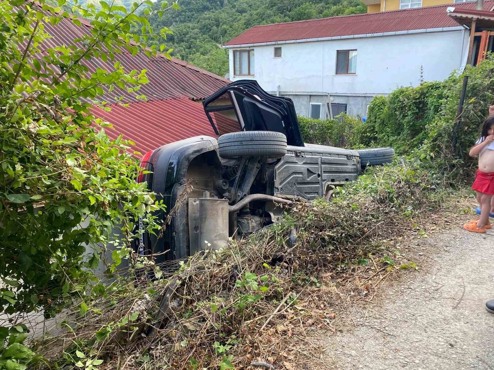 el freni cekilmeyen otomobil evin bosluguna dustu eIA6YW1a