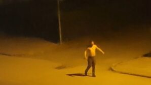 elinde bicakla sokak ortasinda bagirdi adam olun lan ben buradayim 2vWMRDff