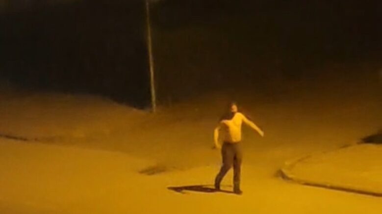 elinde bicakla sokak ortasinda bagirdi adam olun lan ben buradayim QHCiJz6i