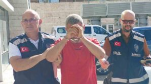 esini ve kizini hastanelik etti polise bicak cekip direndi 9hlr2Mj4