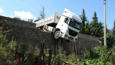 freni bosalan tir yola suruklendi istinat duvarinda asili kaldi 74wgED3r