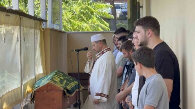 gorme engelli karisi tarafindan oldurulen adam defnedildi 3dAscfAf