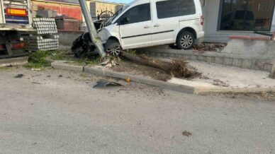 hafif ticari arac once agaca ardindan direge carpti 1 yarali LOmNAbfd