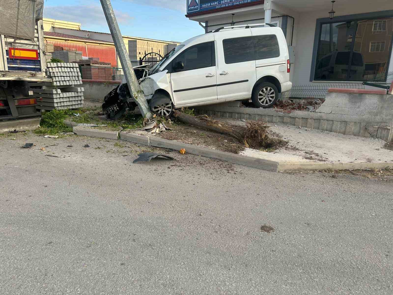 hafif ticari arac once agaca ardindan direge carpti 1 yarali LOmNAbfd