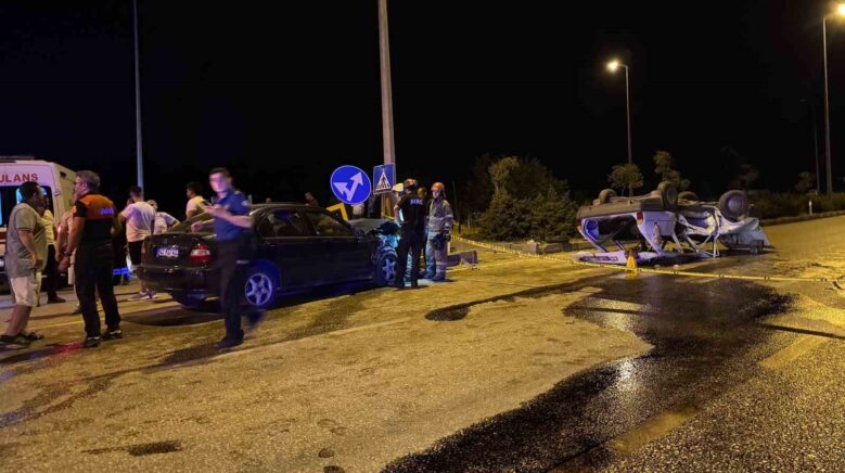 iki otomobilin carpistigi kazada 2si agir 7 kisi yaralandi uGaMe9iH