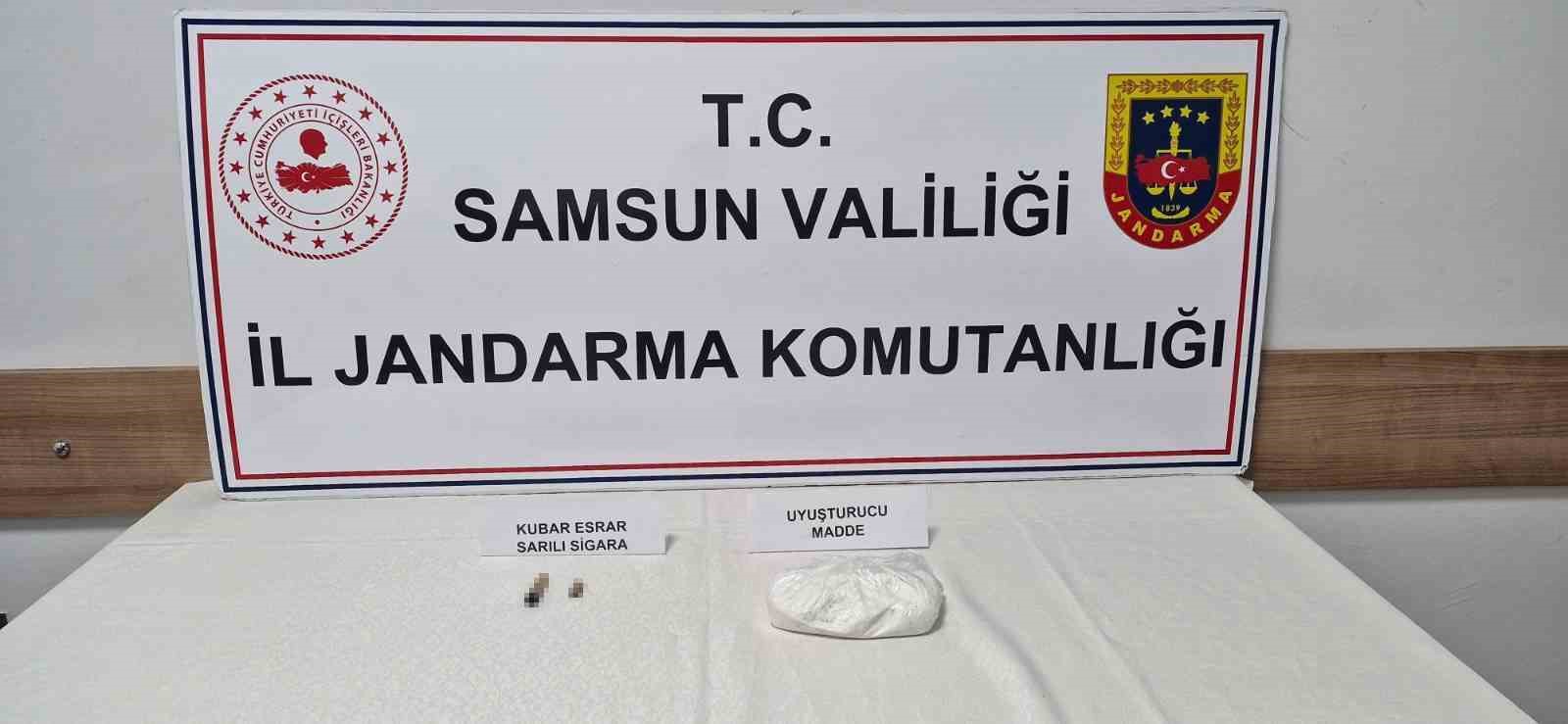 jandarmanin arama yaptigi aracta uyusturucu ele gecirildi 3 gozalti 8e1ROb1l