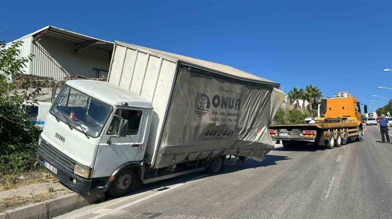 kamyonetin freni patladi facianin esiginden donuldu VN7x4QHw