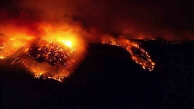 kara yoluna yaklasan alevler dronla goruntulendi 9MgsDWjd