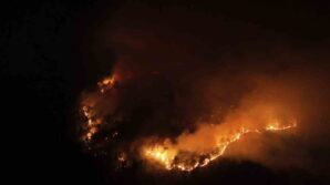 karabukte geceyi aydinlatan orman yangini boyle goruntulendi KJ6XlwAd