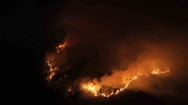 karabukte geceyi aydinlatan orman yangini boyle goruntulendi KJ6XlwAd