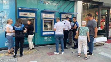 karabukte polisler vatandaslari telefon dolandiriciligina karsi bilgilendiriyor AdB4L5BS