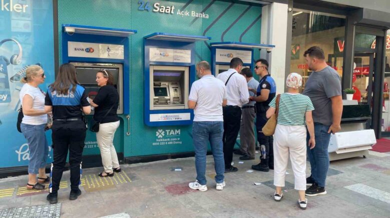 karabukte polisler vatandaslari telefon dolandiriciligina karsi bilgilendiriyor AdB4L5BS