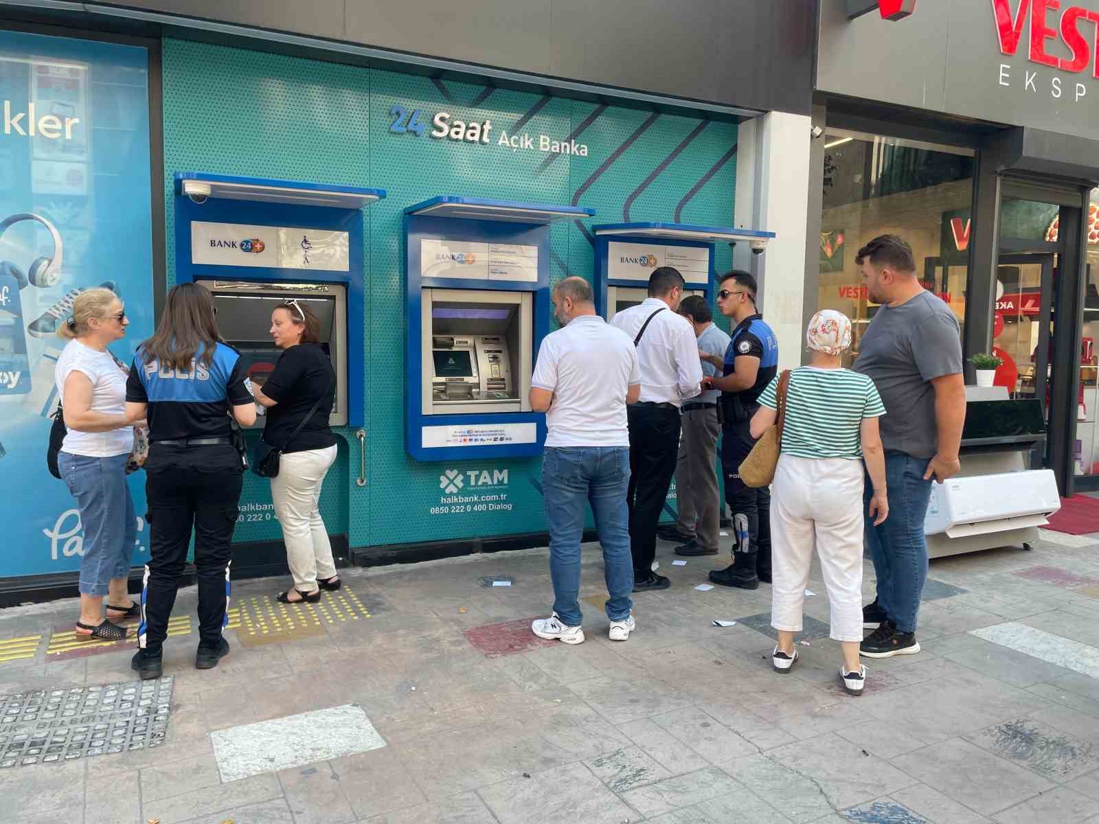karabukte polisler vatandaslari telefon dolandiriciligina karsi bilgilendiriyor AdB4L5BS