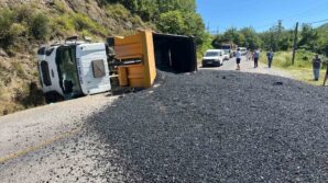 kastamonuda asfalt yuklu hafriyat kamyonu devrildi surucusu yaralandi tmTHcwhg