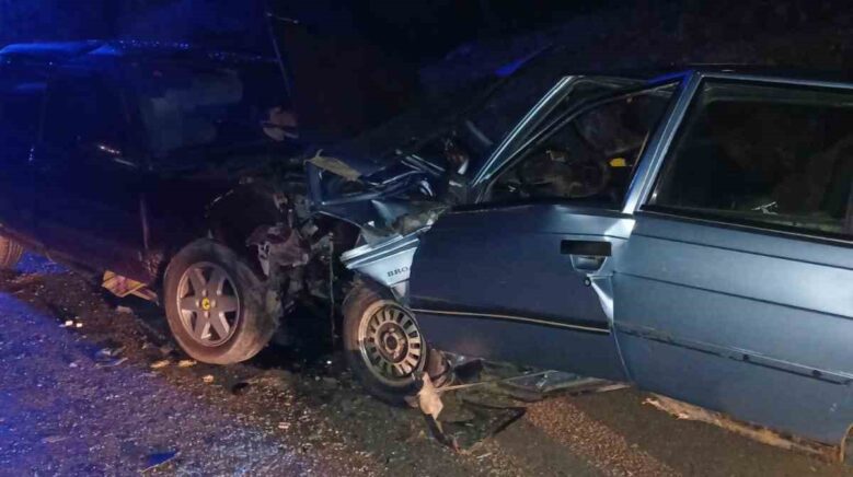 kastamonuda iki otomobil kafa kafaya carpisti 3 yarali k5quX8zA