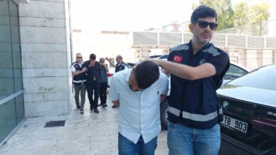 kavga sirasinda uzerinden aracla gectigi akrabasini oldurdu bilerek yapmadim onume cikti diye agladi 7lVDk6Sg