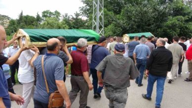 kazada hayatini kaybeden baba ve kizi yan yana topraga verildi rBrPuPgK