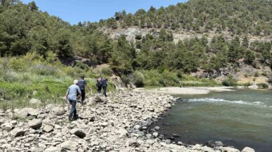 kelkit cayinda kaybolan genc kizin cansiz bedenine kuzgunlar sayesinde ulasildi 8AMVZGPU