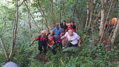 kontrolden cikarak agaclara takilan aractan firlayan surucu yaralandi 9cf8kuge