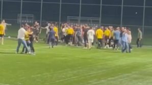 koyler arasi futbol maclarinda ortalik karisti yesil saha savas alanina dondu emnSQpsv