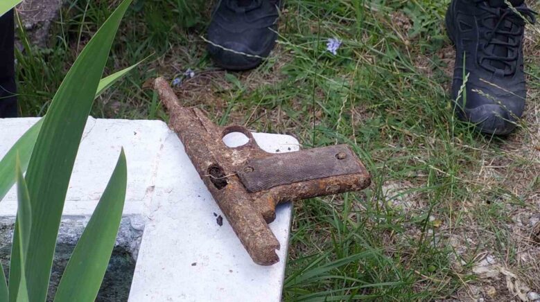 mezarliktan silah cikti KOuQKUBb