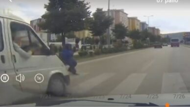 minibusun carptigi yaya yaralandi o anlar kamerada UAbFn7V3