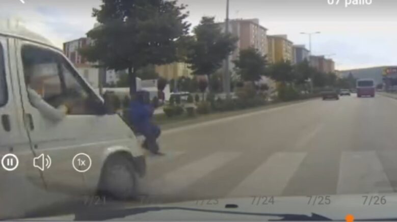 minibusun carptigi yaya yaralandi o anlar kamerada UAbFn7V3