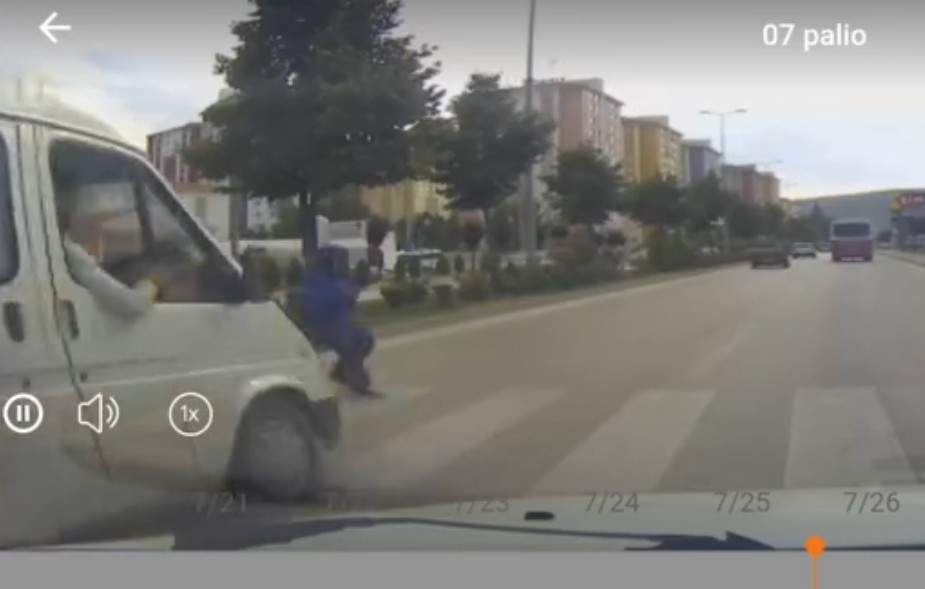 minibusun carptigi yaya yaralandi o anlar kamerada UAbFn7V3