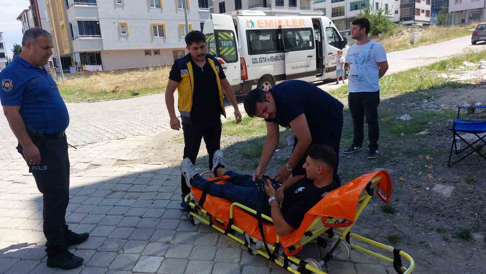 motosiklet ile hasta servis minibusu carpisti 1 yarali lU2yVGPE