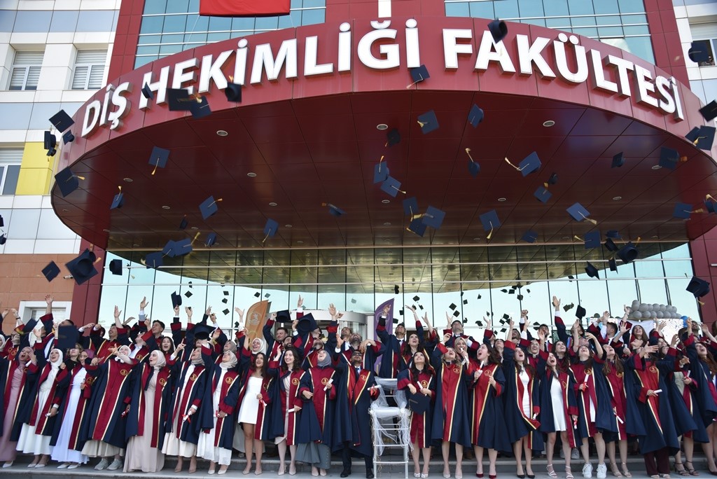 omu dis hekimligi fakultesinde mezuniyet sevinci mBNW9A6P